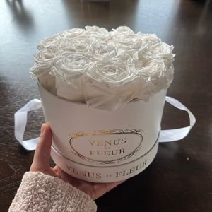 Venus et Fleur Eternity roses - Small Round - white classic box